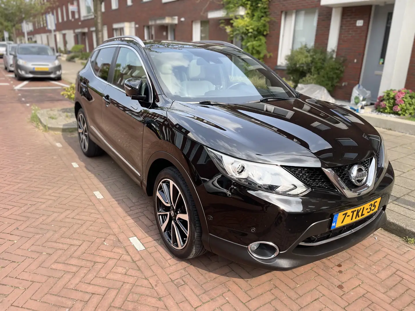 Nissan Qashqai 1.2 Premier Limited Edition Zwart - 1