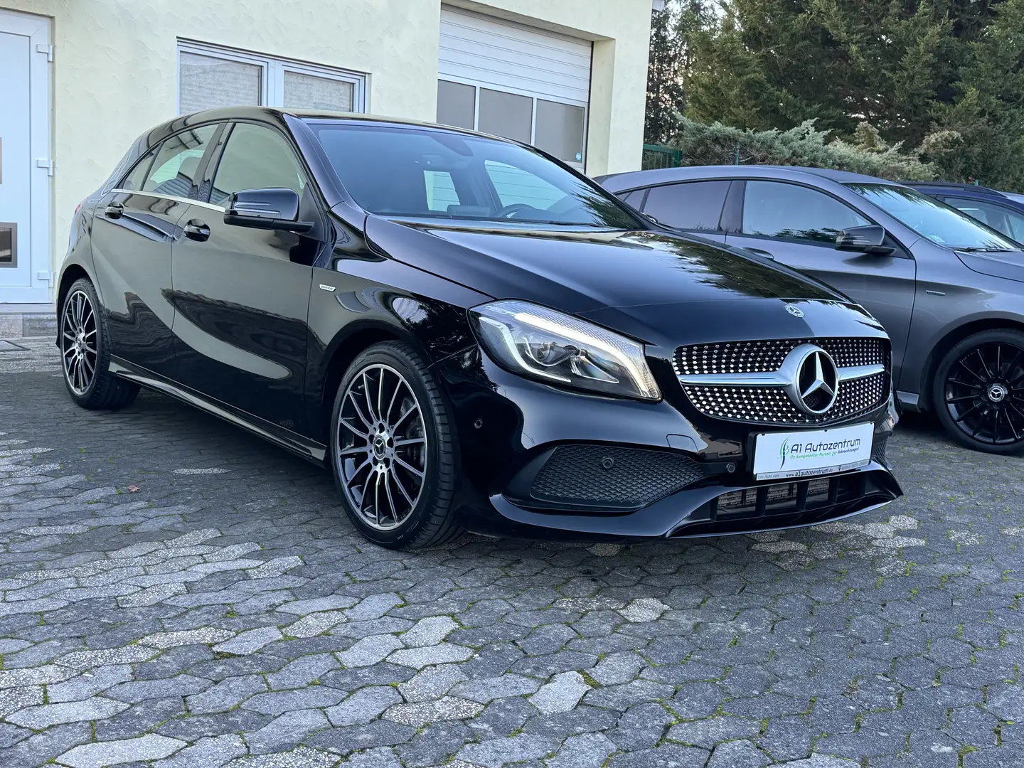 Mercedes-Benz A 200 7G-DCT AMG Sport EDITION Navi RF-Cam LED 1.Hand Schwarz - 2