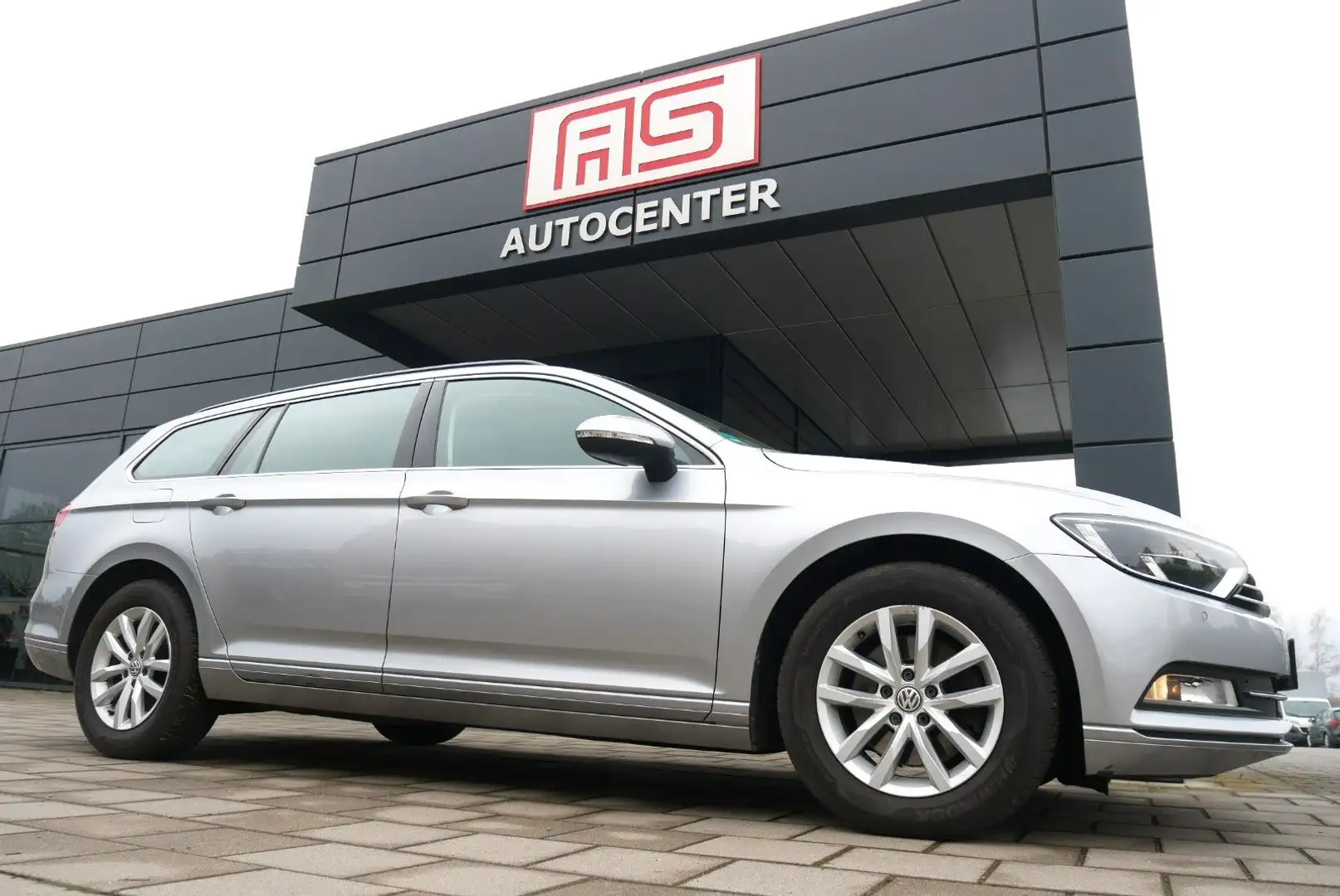 Volkswagen Passat Variant Comfortline ACC Kamera Navi PDC Plateado - 1