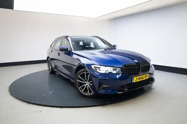 BMW 3 Series view 3