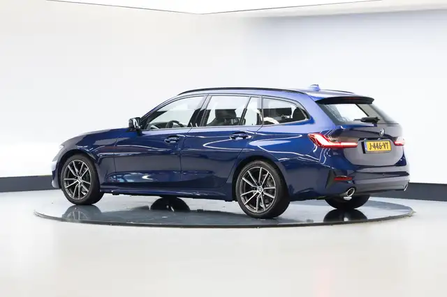 BMW 3 Series view 2