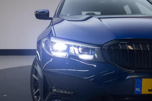 BMW 3 Series view 4