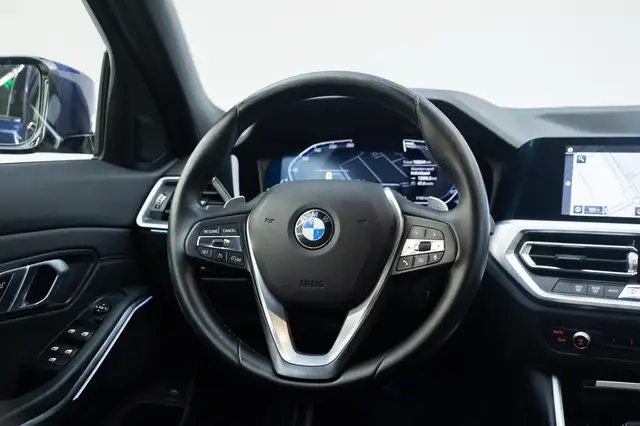 BMW 3 Series view 16