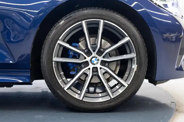 BMW 3 Series view 22