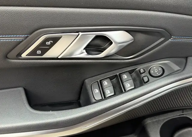 BMW 3 Series view 16