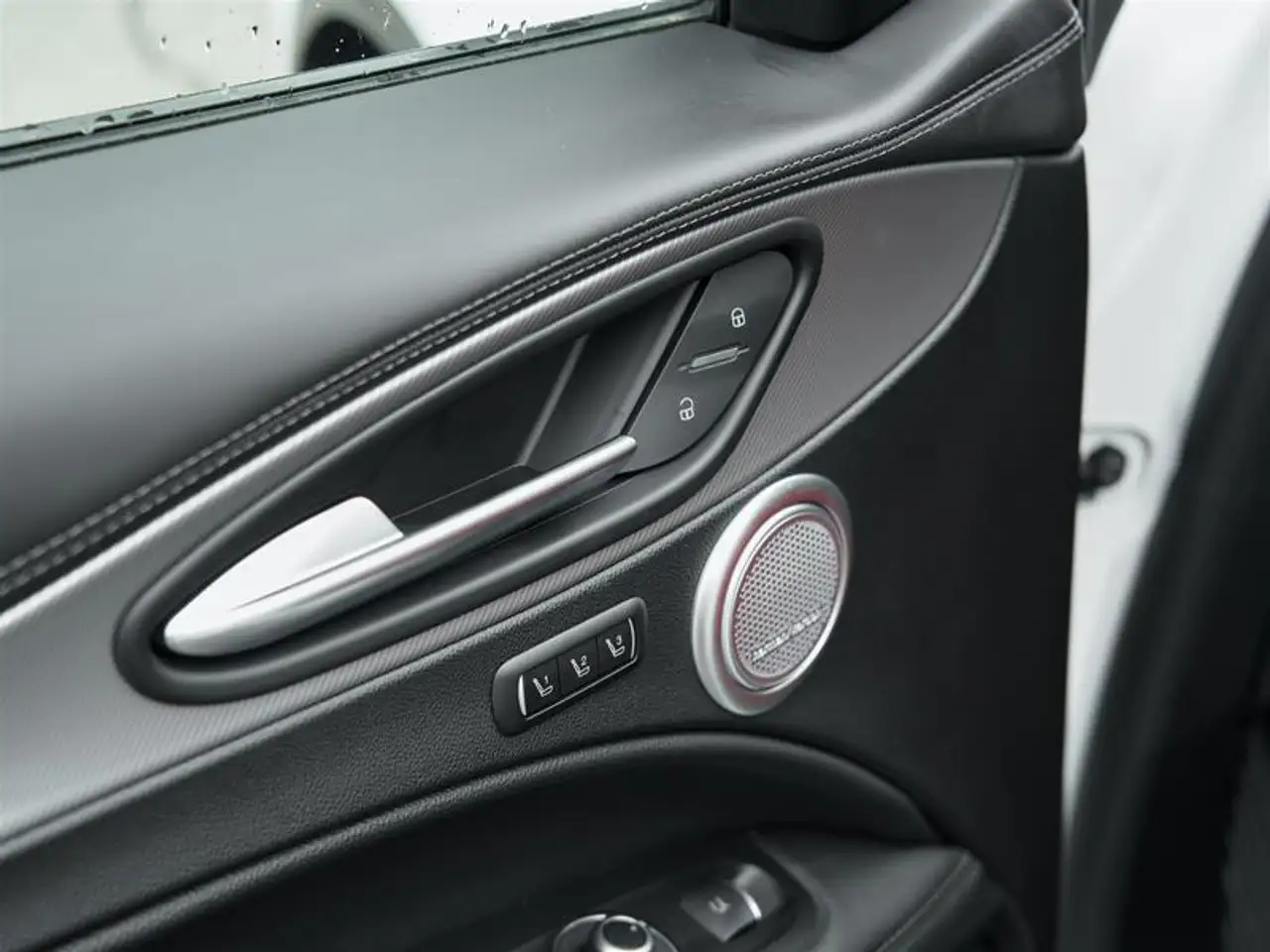 Alfa Romeo Stelvio снимка Alfa Romeo Stelvio