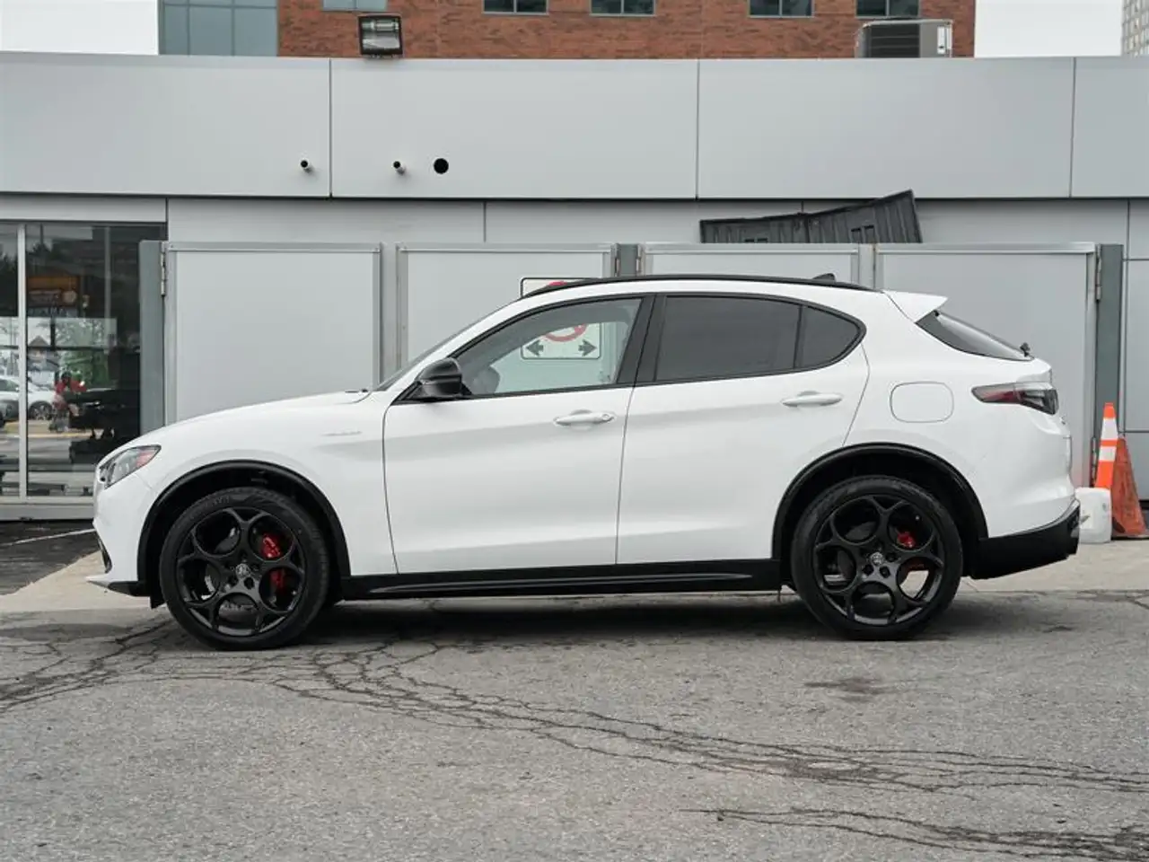 Alfa Romeo Stelvio снимка Alfa Romeo Stelvio
