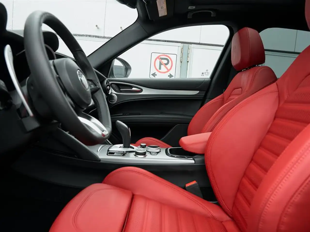 Alfa Romeo Stelvio снимка Alfa Romeo Stelvio