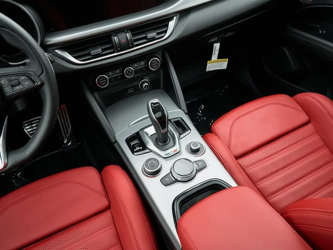Alfa Romeo Stelvio снимка Alfa Romeo Stelvio