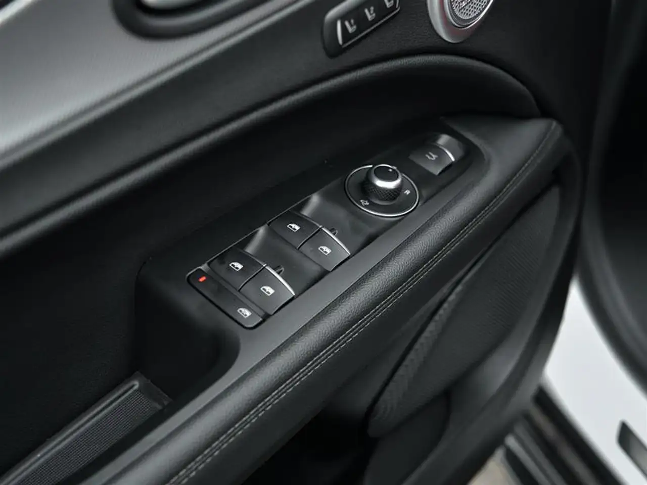 Alfa Romeo Stelvio снимка Alfa Romeo Stelvio