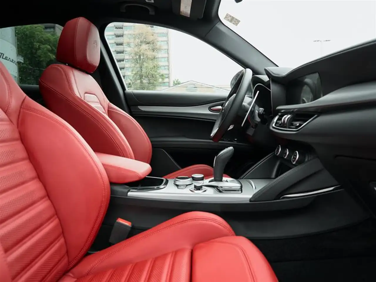 Alfa Romeo Stelvio снимка Alfa Romeo Stelvio