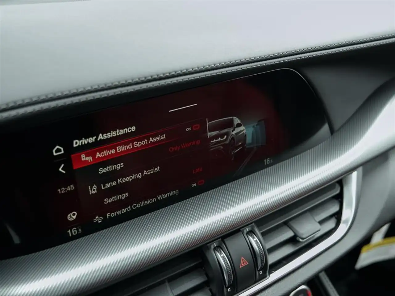 Alfa Romeo Stelvio снимка Alfa Romeo Stelvio