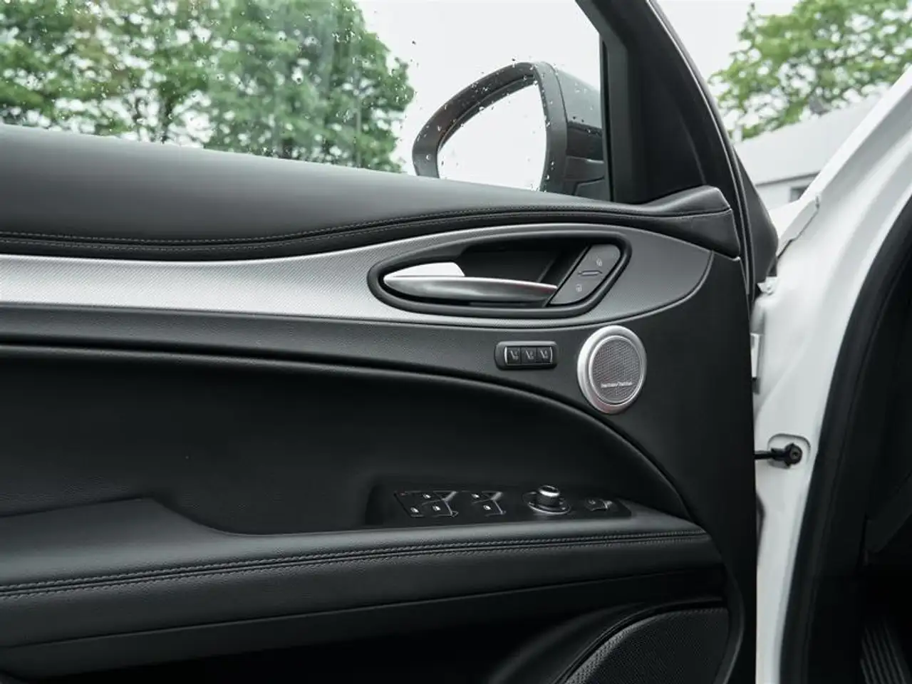 Alfa Romeo Stelvio снимка Alfa Romeo Stelvio