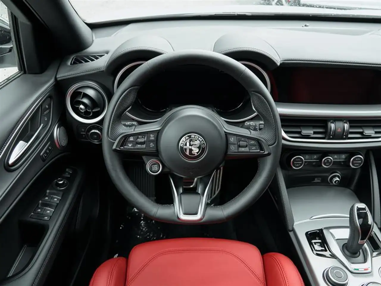 Alfa Romeo Stelvio снимка Alfa Romeo Stelvio