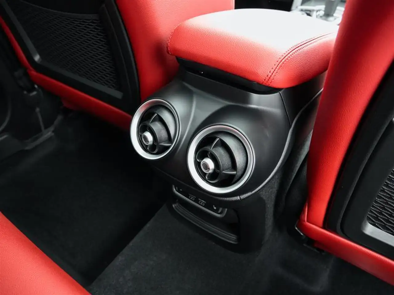 Alfa Romeo Stelvio снимка Alfa Romeo Stelvio