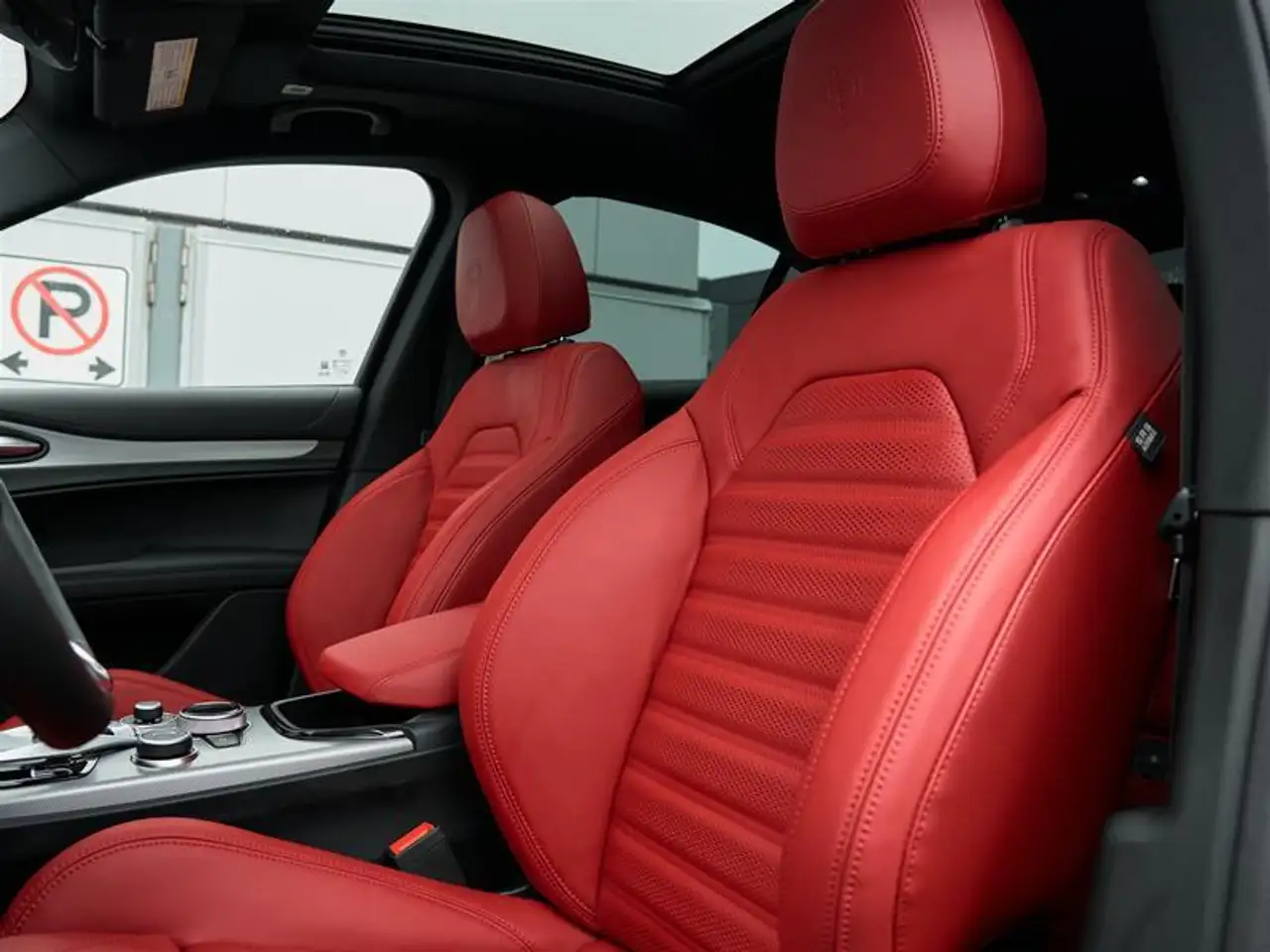 Alfa Romeo Stelvio снимка Alfa Romeo Stelvio