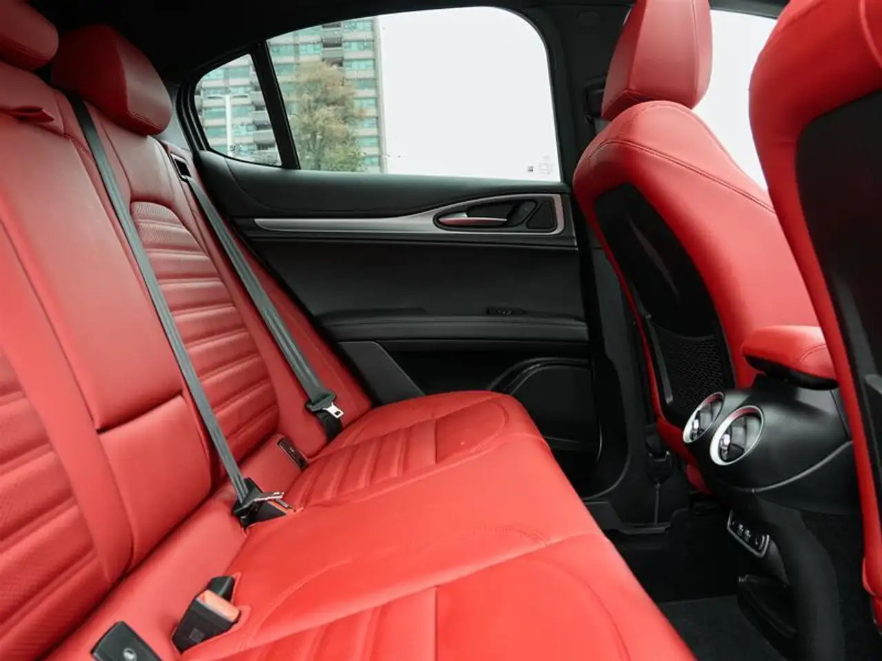 Alfa Romeo Stelvio снимка Alfa Romeo Stelvio