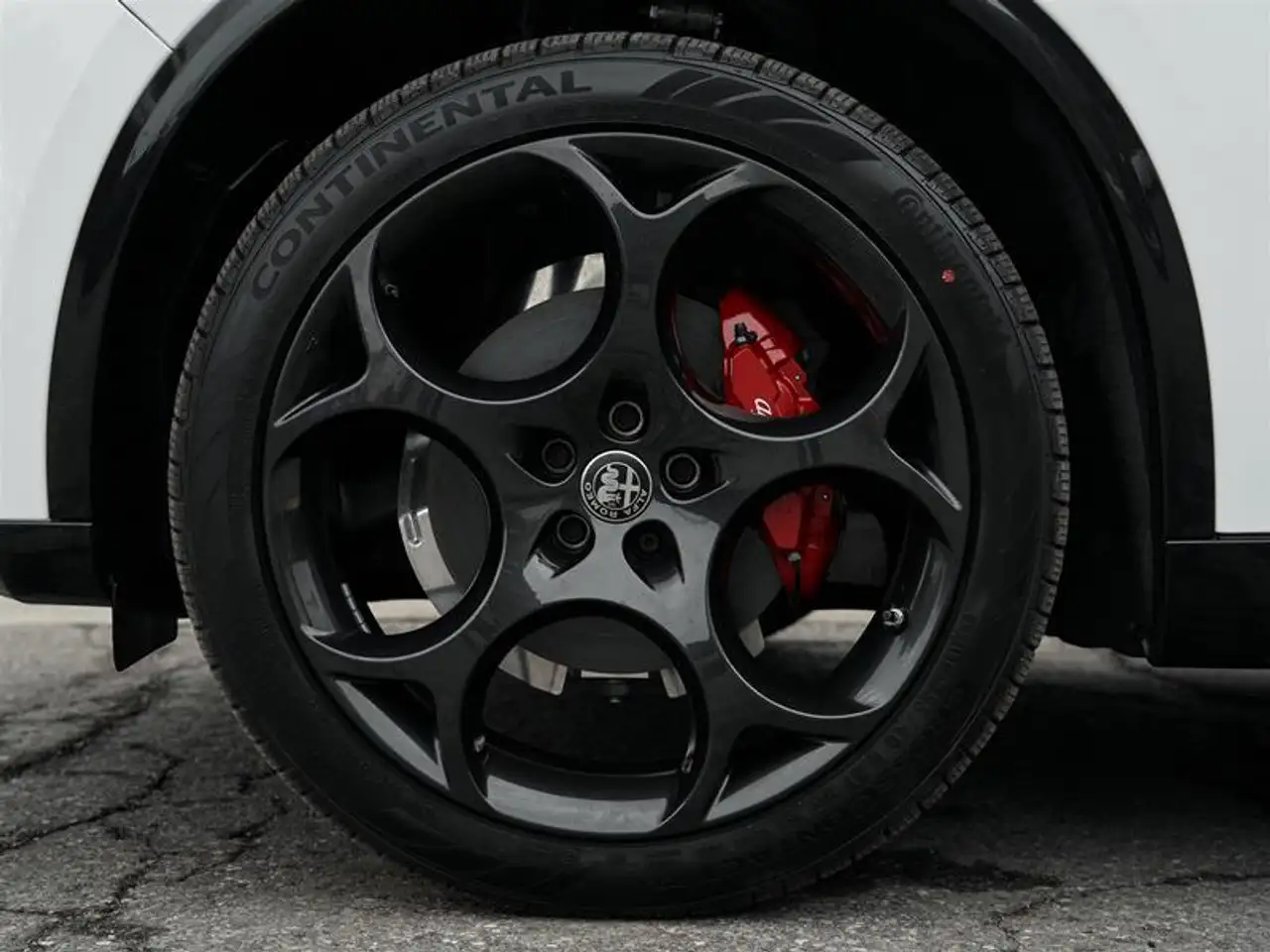 Alfa Romeo Stelvio снимка Alfa Romeo Stelvio