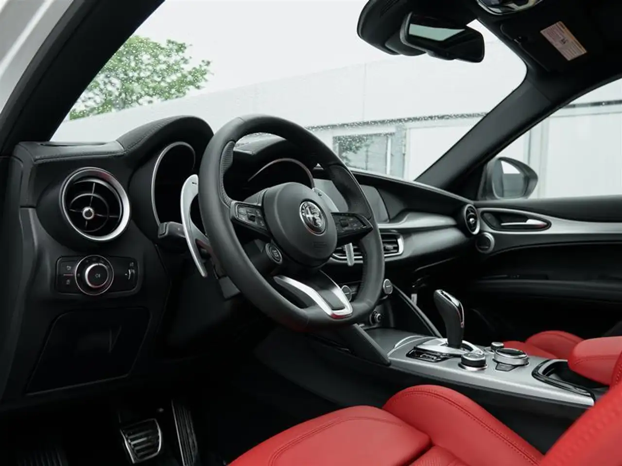 Alfa Romeo Stelvio снимка Alfa Romeo Stelvio