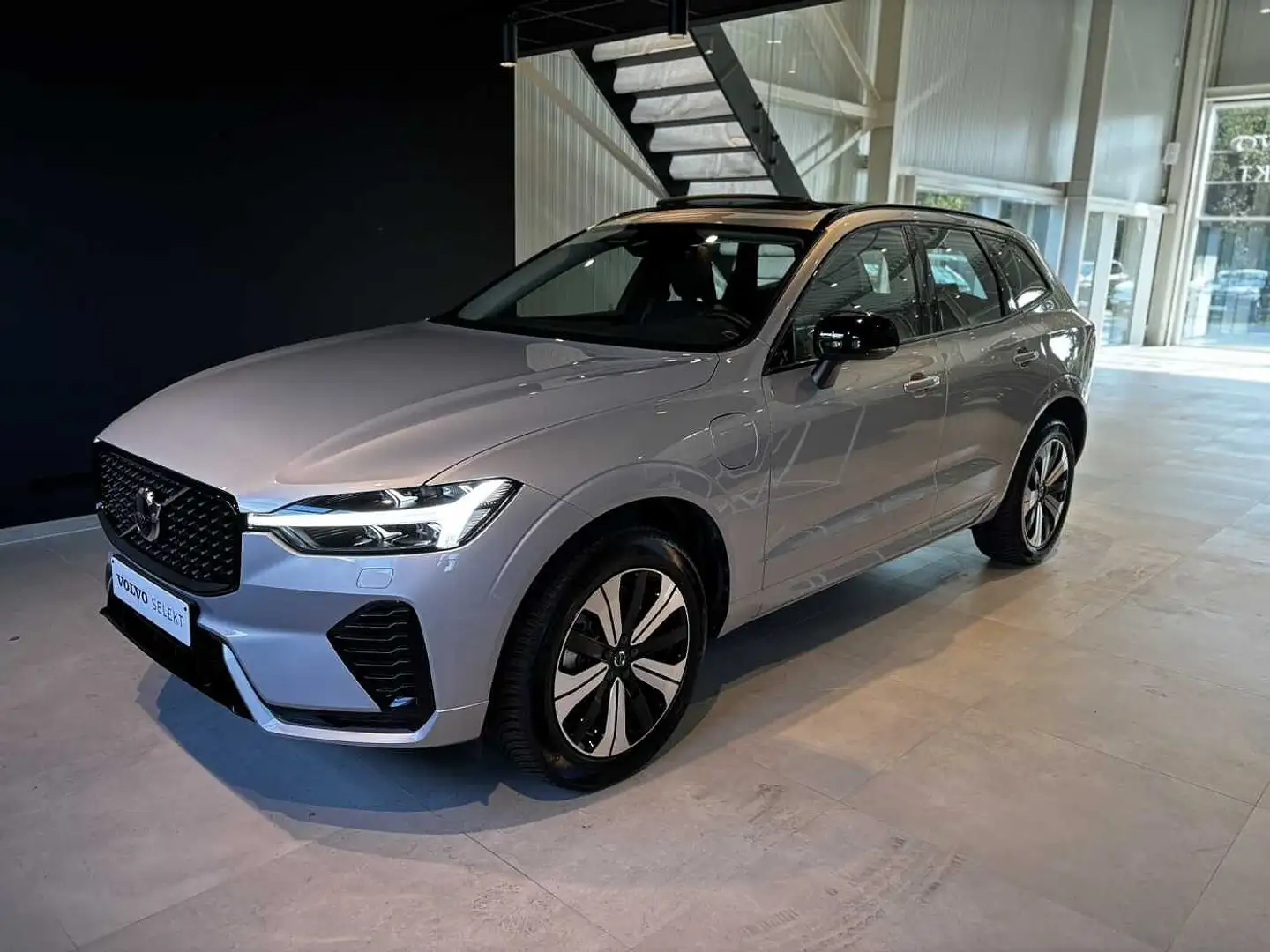 Volvo XC60 Plus, T6 AWD Plug-in hybrid, Elektrisch/benzine, D Argento - 1