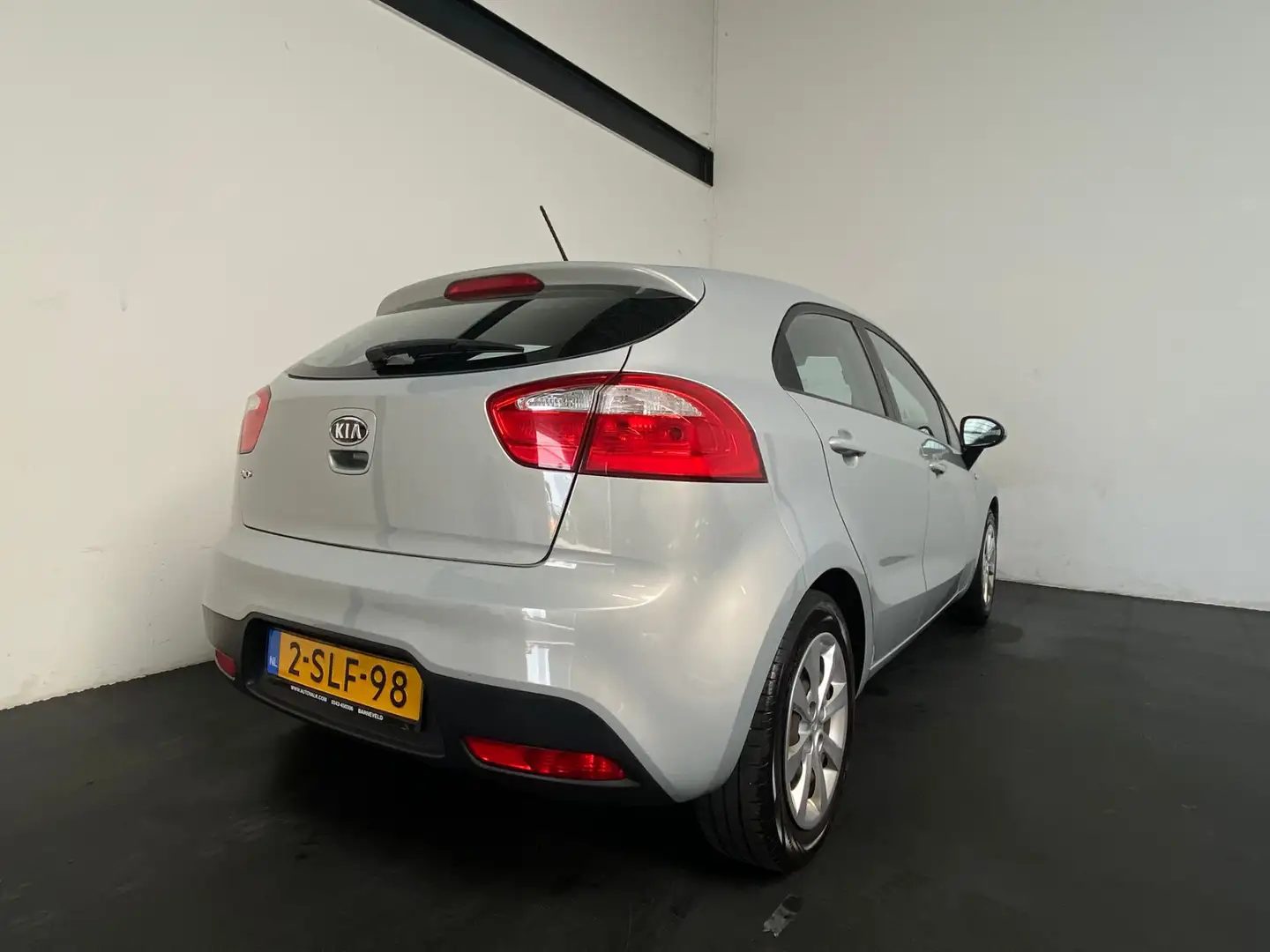 Kia Rio 1.4 CVVT Plus Pack Gris - 2