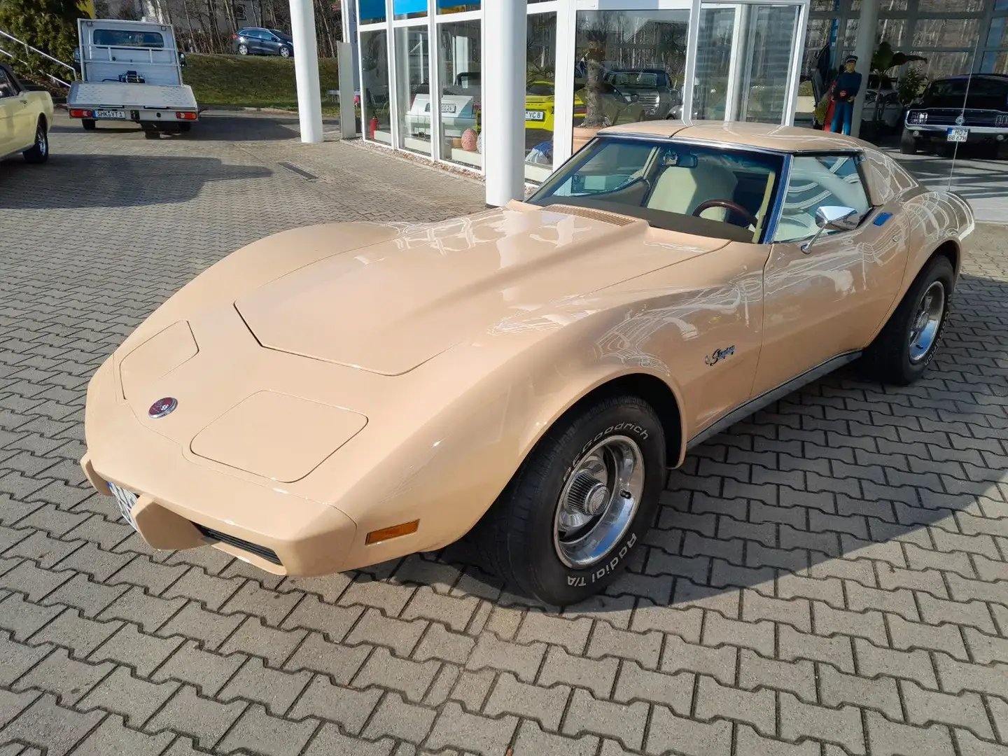 Corvette C3 Stingray T-Top Coupe 5.7 V8 Bej - 1