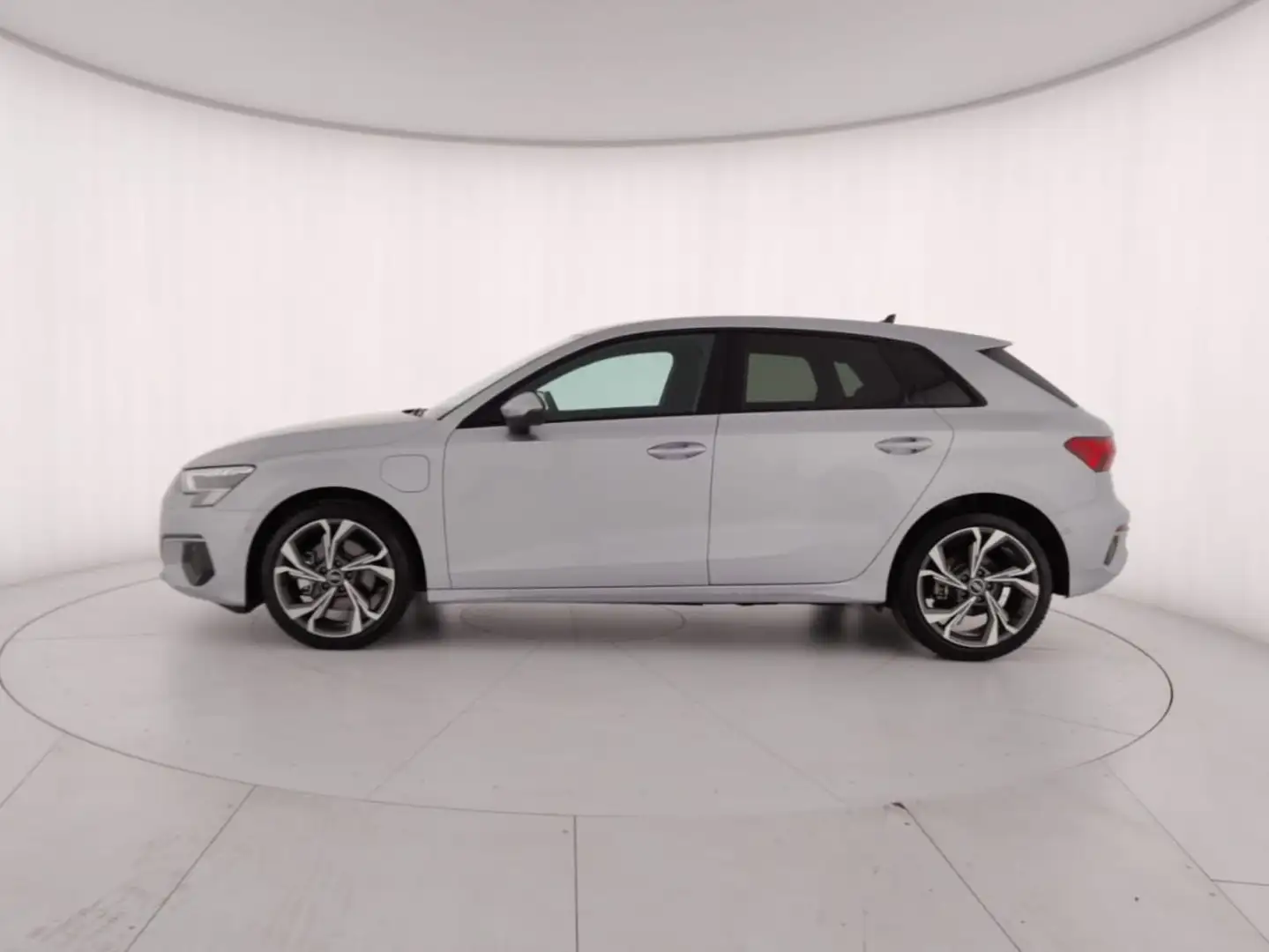 Audi A3 SPB 40 TFSI e S tronic Business Advanced Zilver - 2