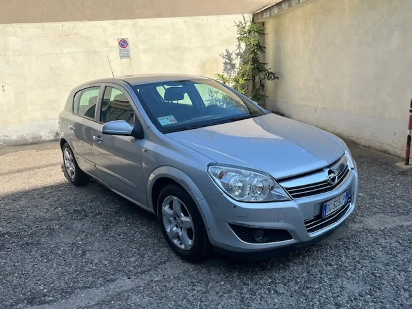 Opel Astra Astra III 2004 5p 1.6 Club 115cv Grigio - 2
