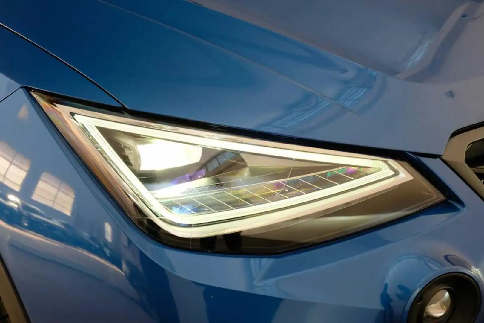 SEAT Arona 1.0 ecotsi FR 95cv Bleu - 2