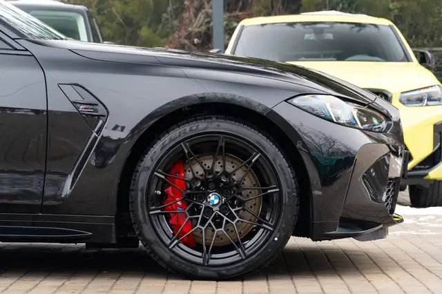 BMW M4 view 4
