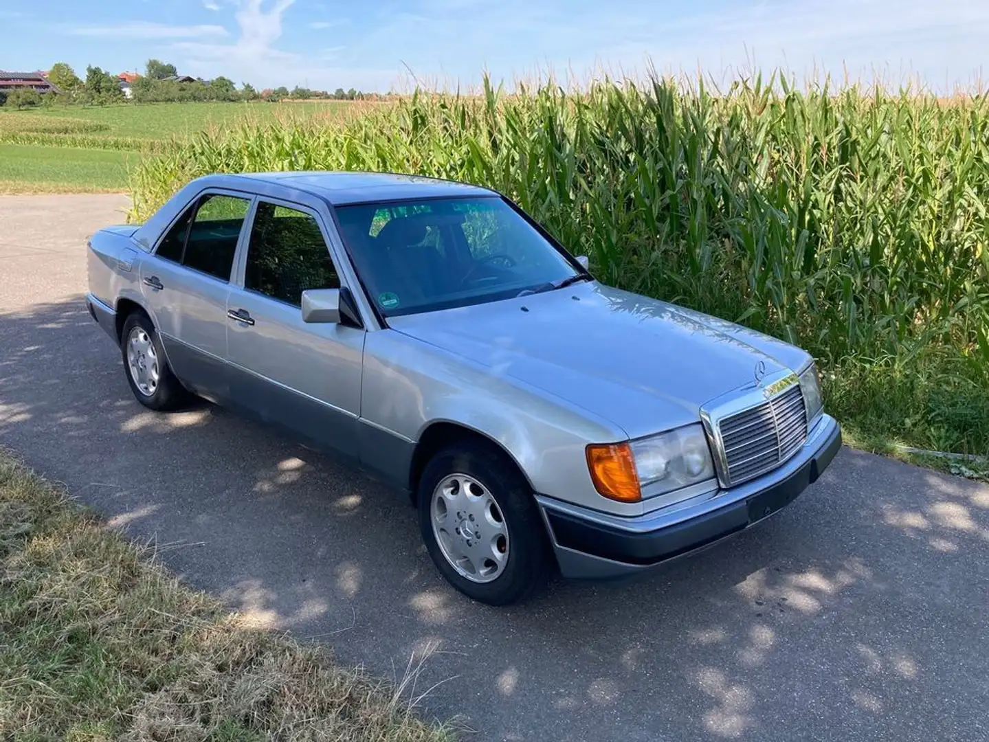 Mercedes-Benz E 280 1. Besitzer ,scheckheftgepflegt Срібний - 1