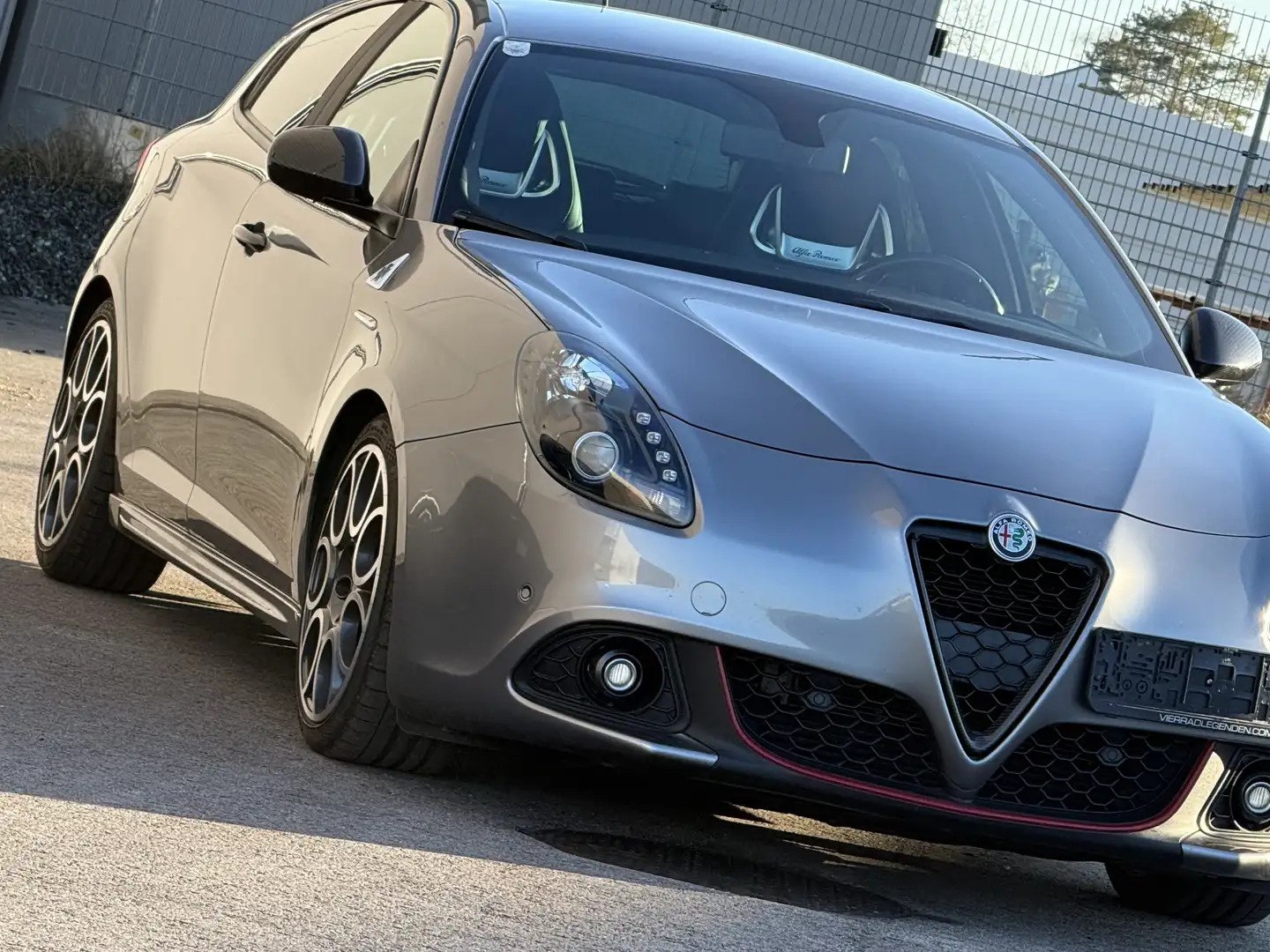 Alfa Romeo Giulietta Quadrifoglio Verde 1.750 TBi TCT QV Grau - 1