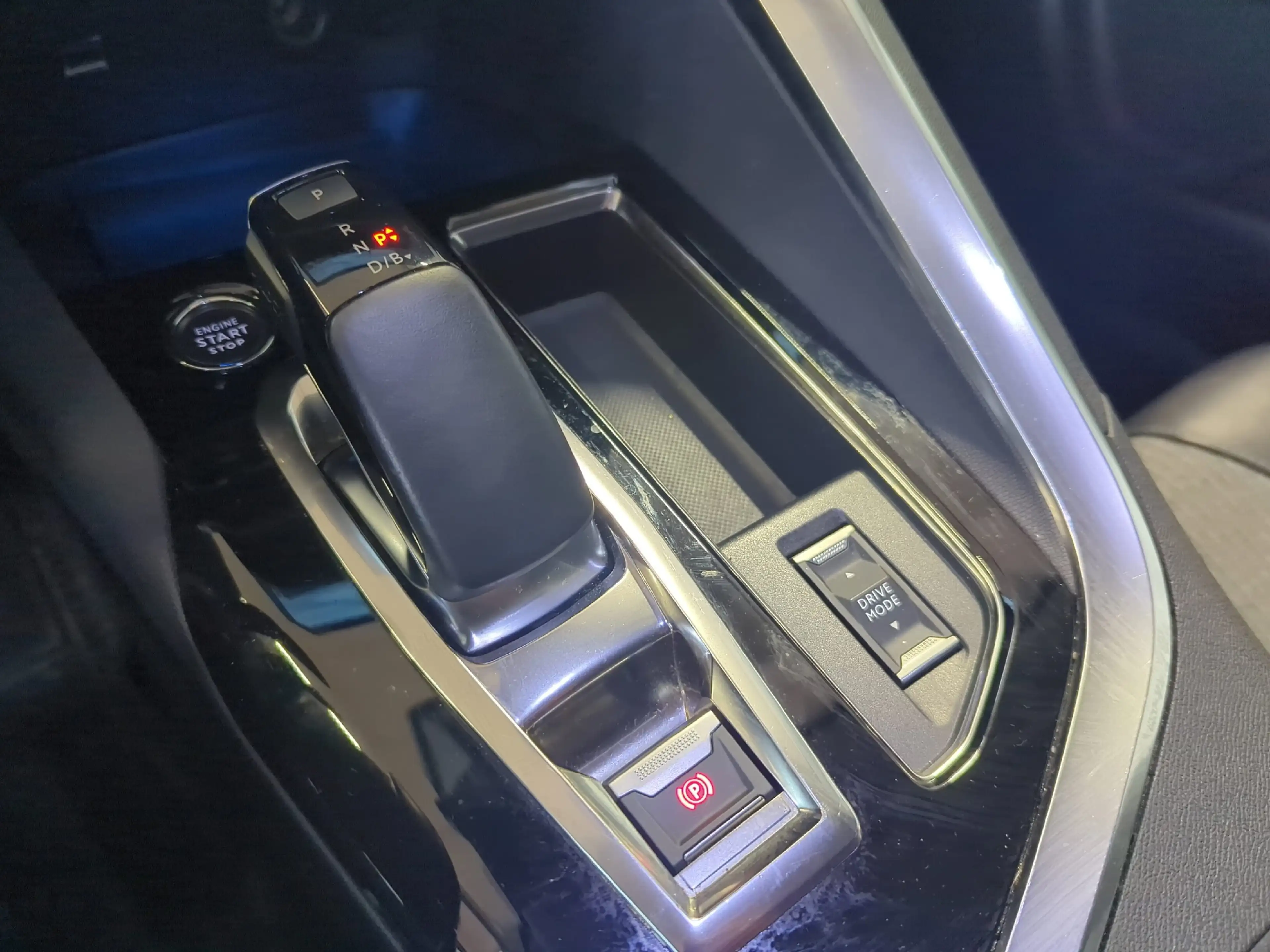 Peugeot 3008 PHEV 225 Allure LED+Navi+SHZ+2xKlima+Kam — photo 13