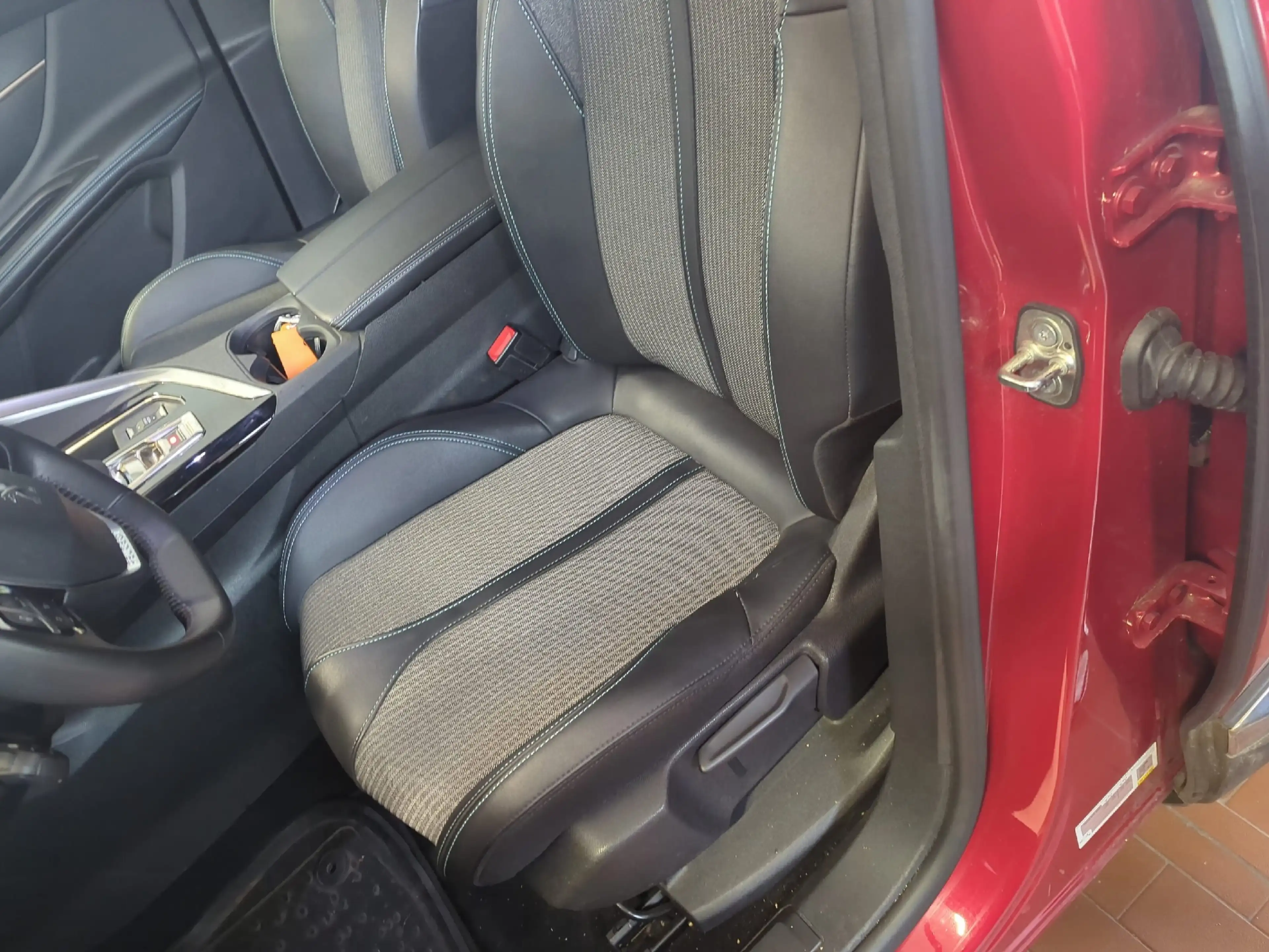 Peugeot 3008 PHEV 225 Allure LED+Navi+SHZ+2xKlima+Kam — photo 8