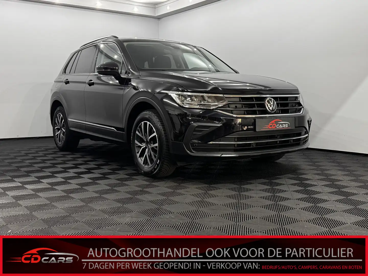 Volkswagen Tiguan 1.5 TSI Life Business Clima, Navi, Parkeersensoren Zwart - 1