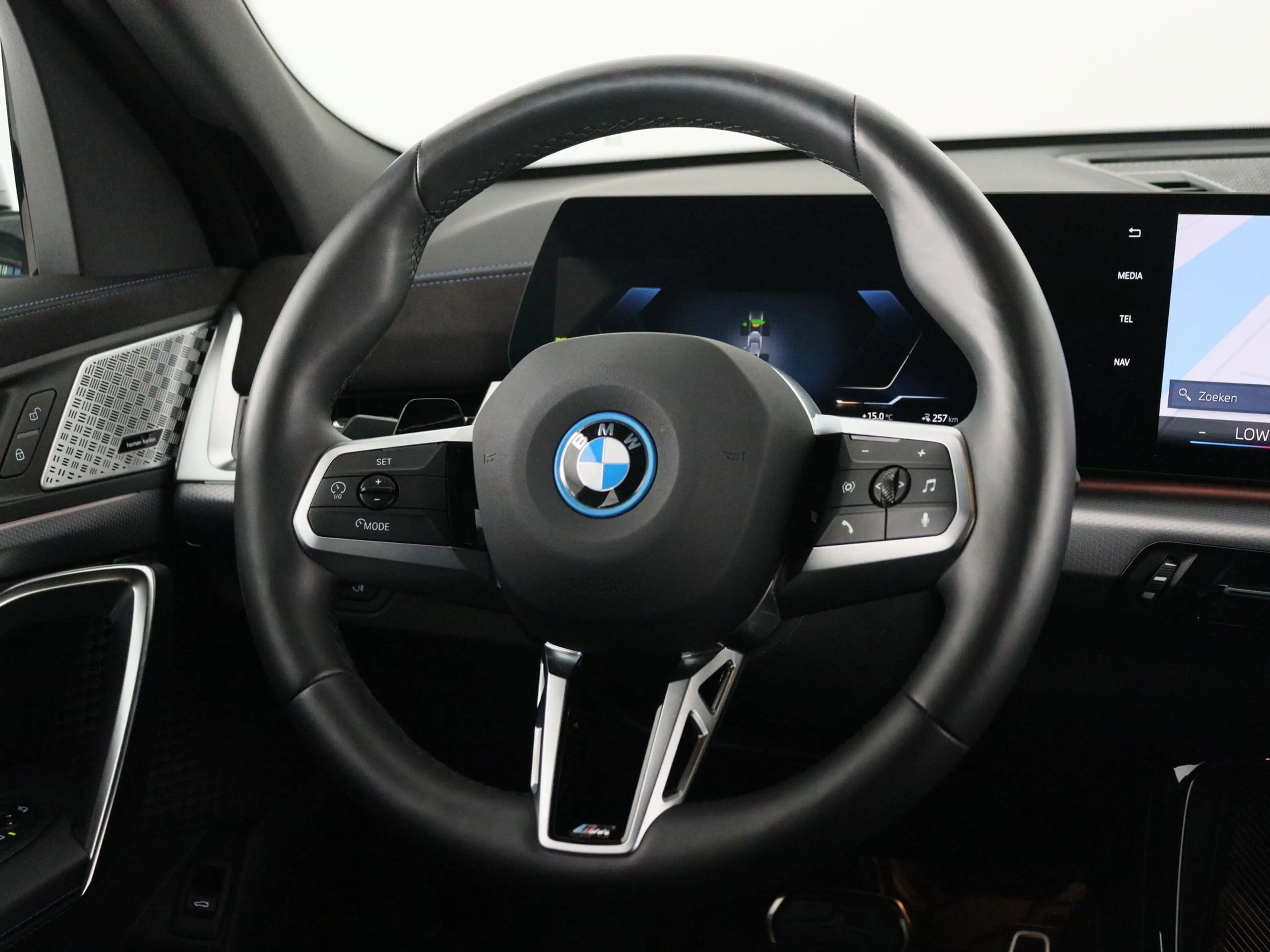 BMW iX2 eDrive20 M-Sport Pro — photo 2