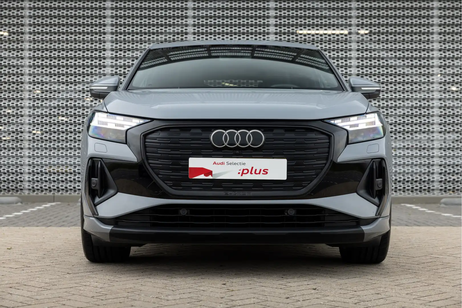 Audi Q4 e-tron Sportback 45 quattro 286PK S edition 77 kWh Grijs - 2