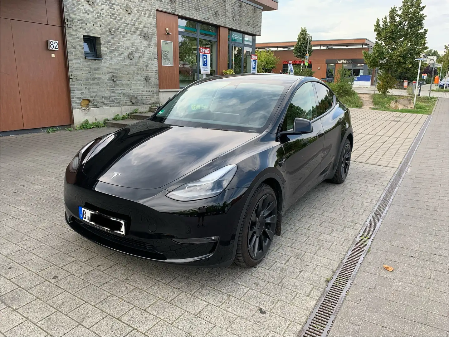 Tesla Model Y Long Range Dual Motor AWD Schwarz - 1