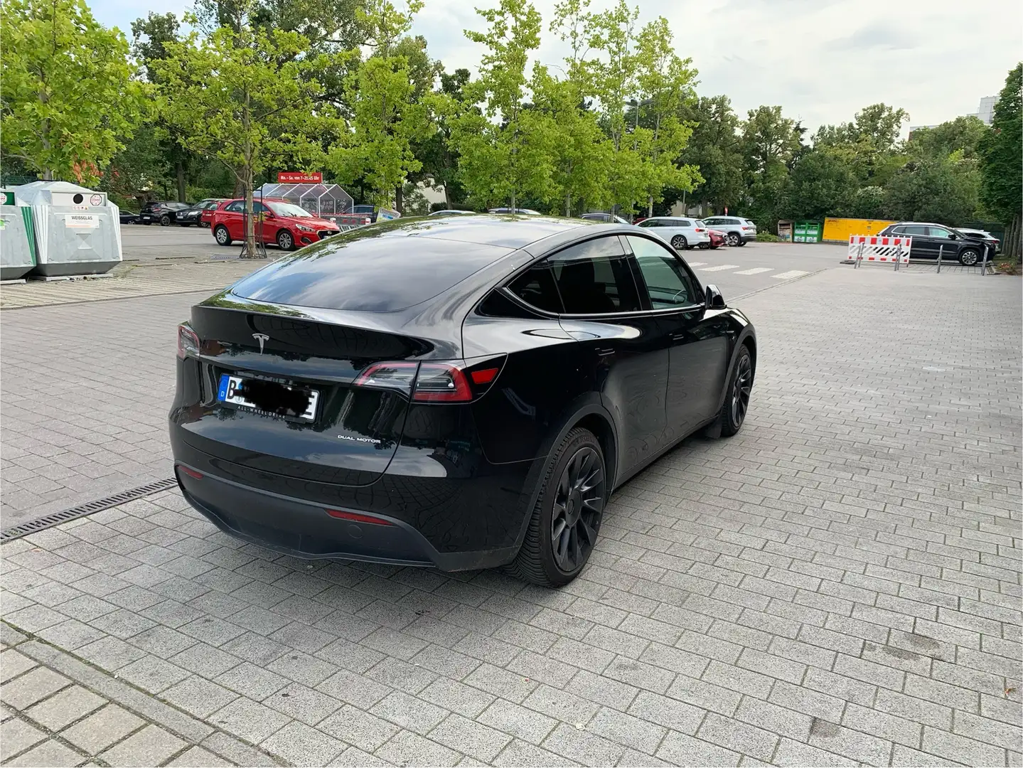 Tesla Model Y Long Range Dual Motor AWD Schwarz - 2