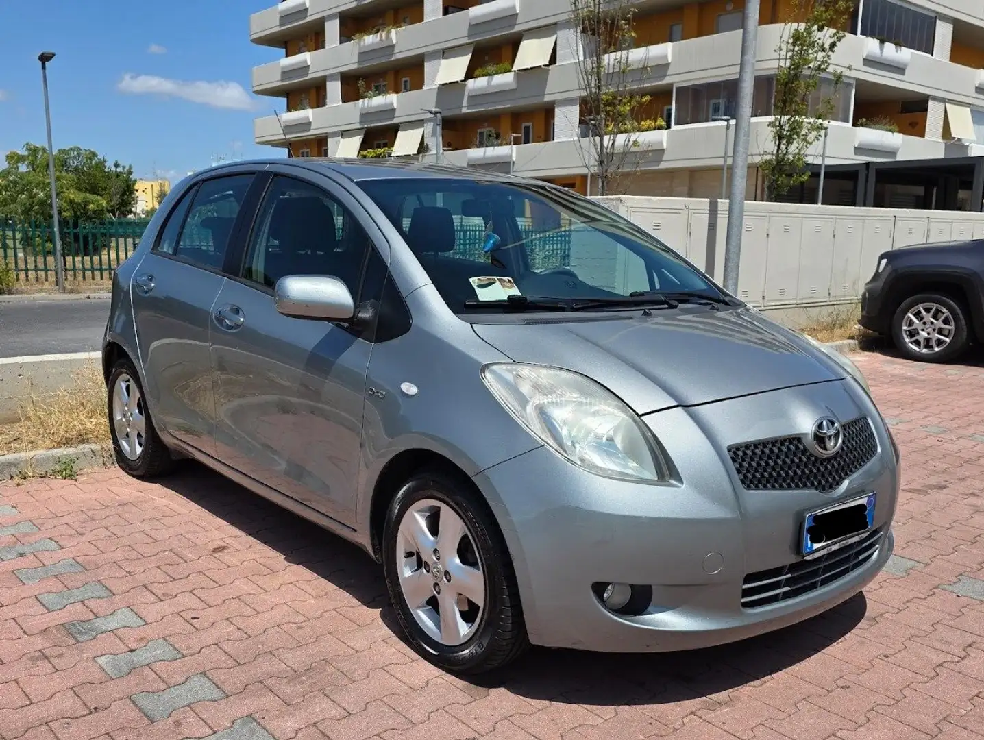 Toyota Yaris Yaris 5p 1.4 d-4d Sol m-mt Grigio - 1