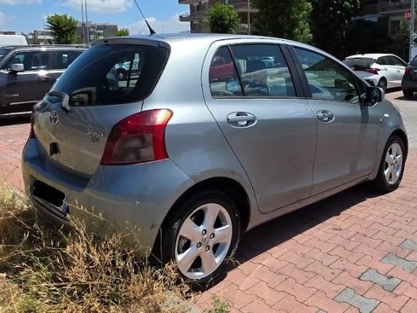 Toyota Yaris Yaris 5p 1.4 Cambio automatico Grijs - 2