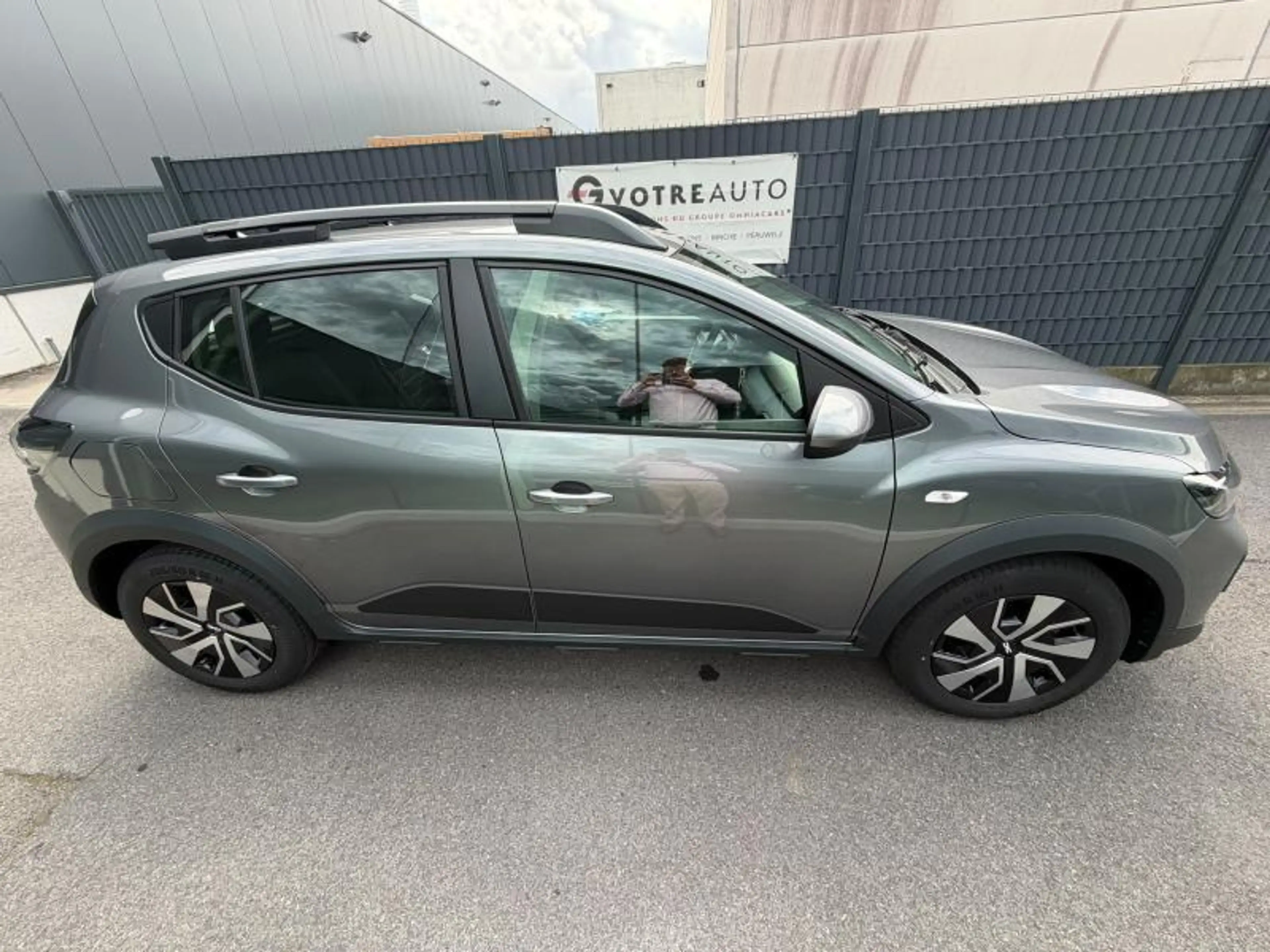 Dacia Sandero DISPO 15/03/27 - EXPRESSION HYBRID 155 — photo 3