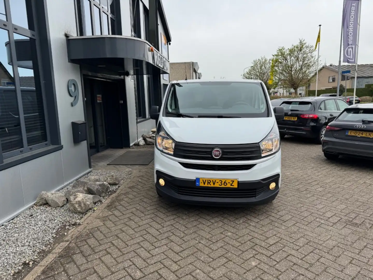 Renault Trafic 2.0 MJ 120PK L2 Lang, Navi, Airco, PDC, Schuifdeur Weiß - 2