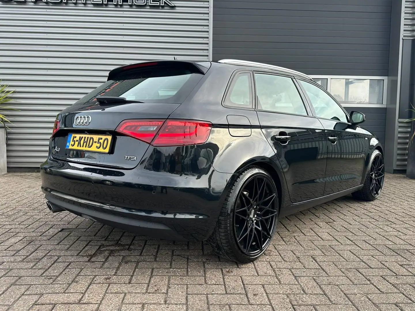 Audi A3 Sportback 1.8 TFSI Ambition S-line Xenon / LEER / Zwart - 2