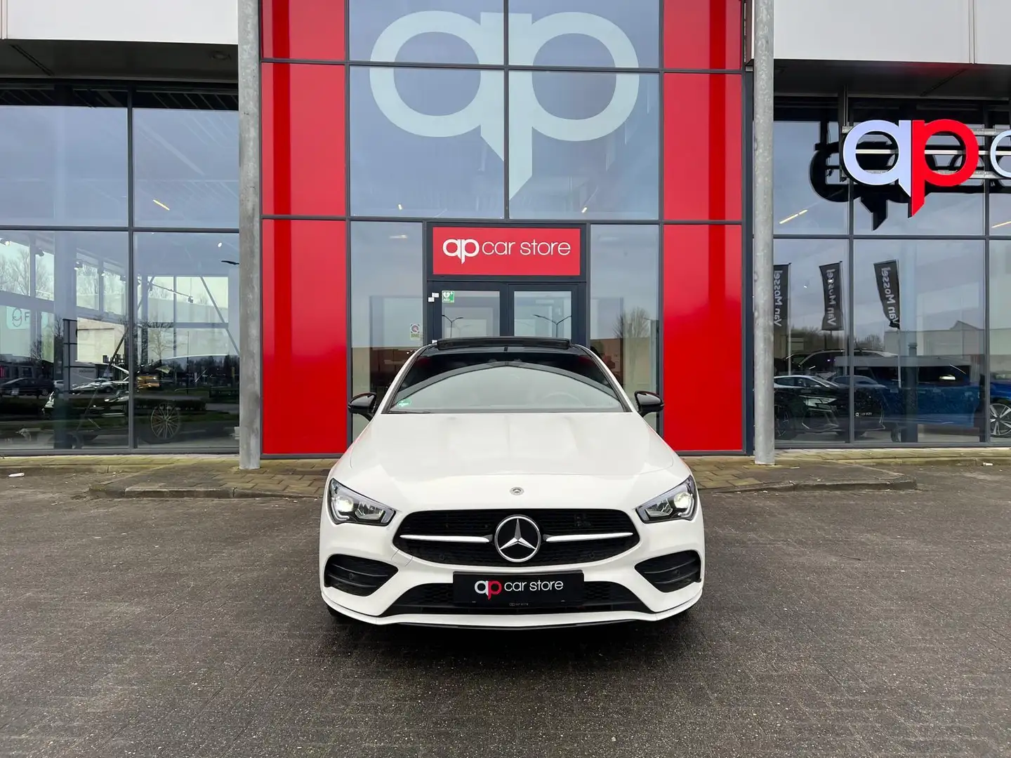 Mercedes-Benz CLA 250 e Business Solution AMG Limited Panorama Burmester Wit - 2