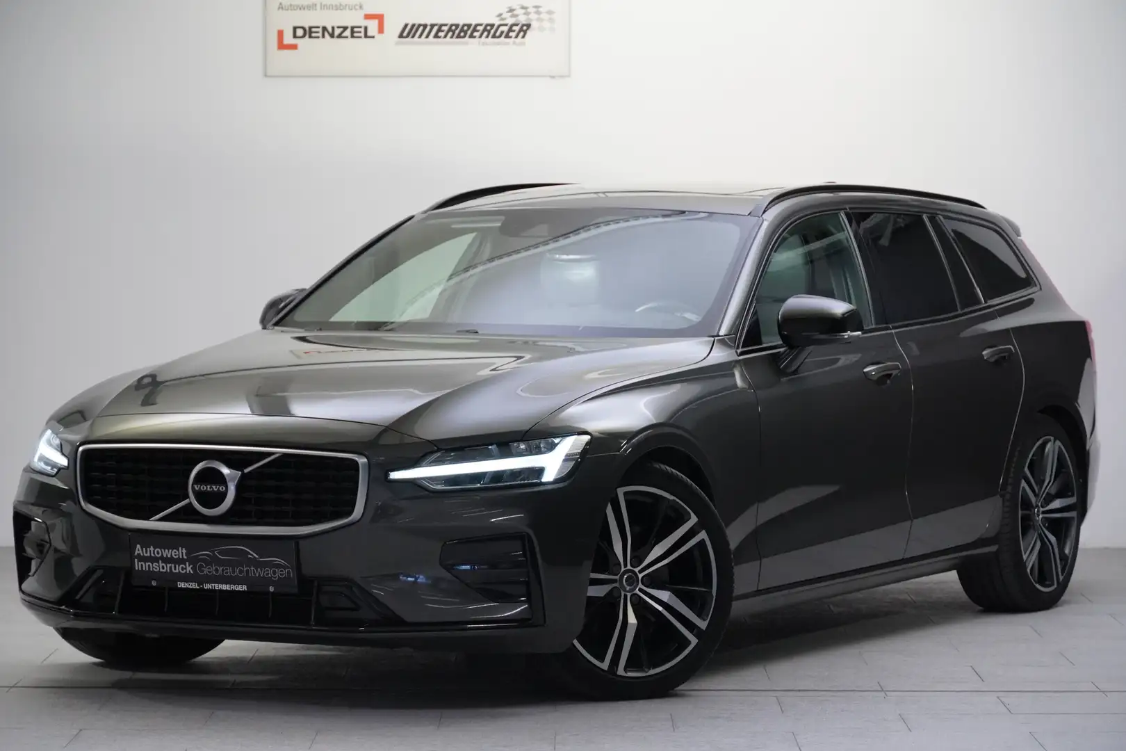 Volvo V60 D4 AWD R-Design Geartronic Grau - 1