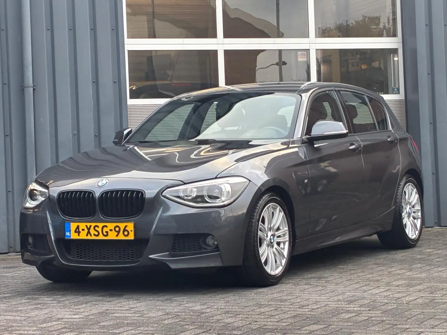 BMW 125 1-serie 125i M-pakket Navigatie Climatecontrole Xe Grijs - 1