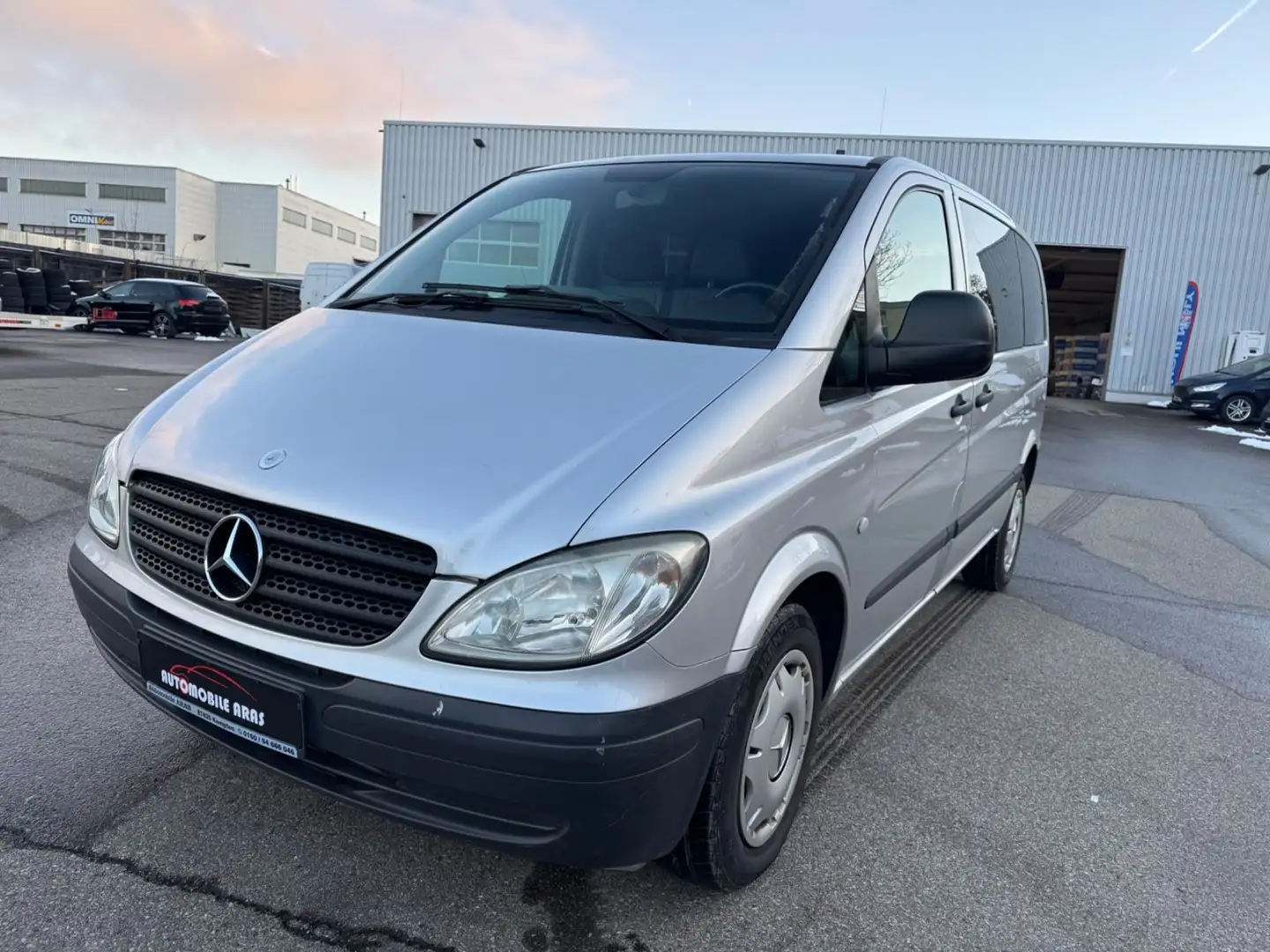 Mercedes-Benz Vito Kombi 111 CDI kompakt Tüvneu l Sitz6 Automt Plateado - 1