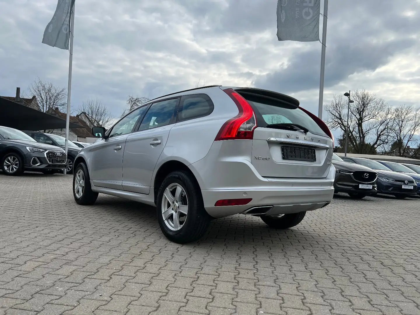 Volvo XC60 D4 Kinetic *Navi el.Heck Sitzh. Alu PDC* Plateado - 2
