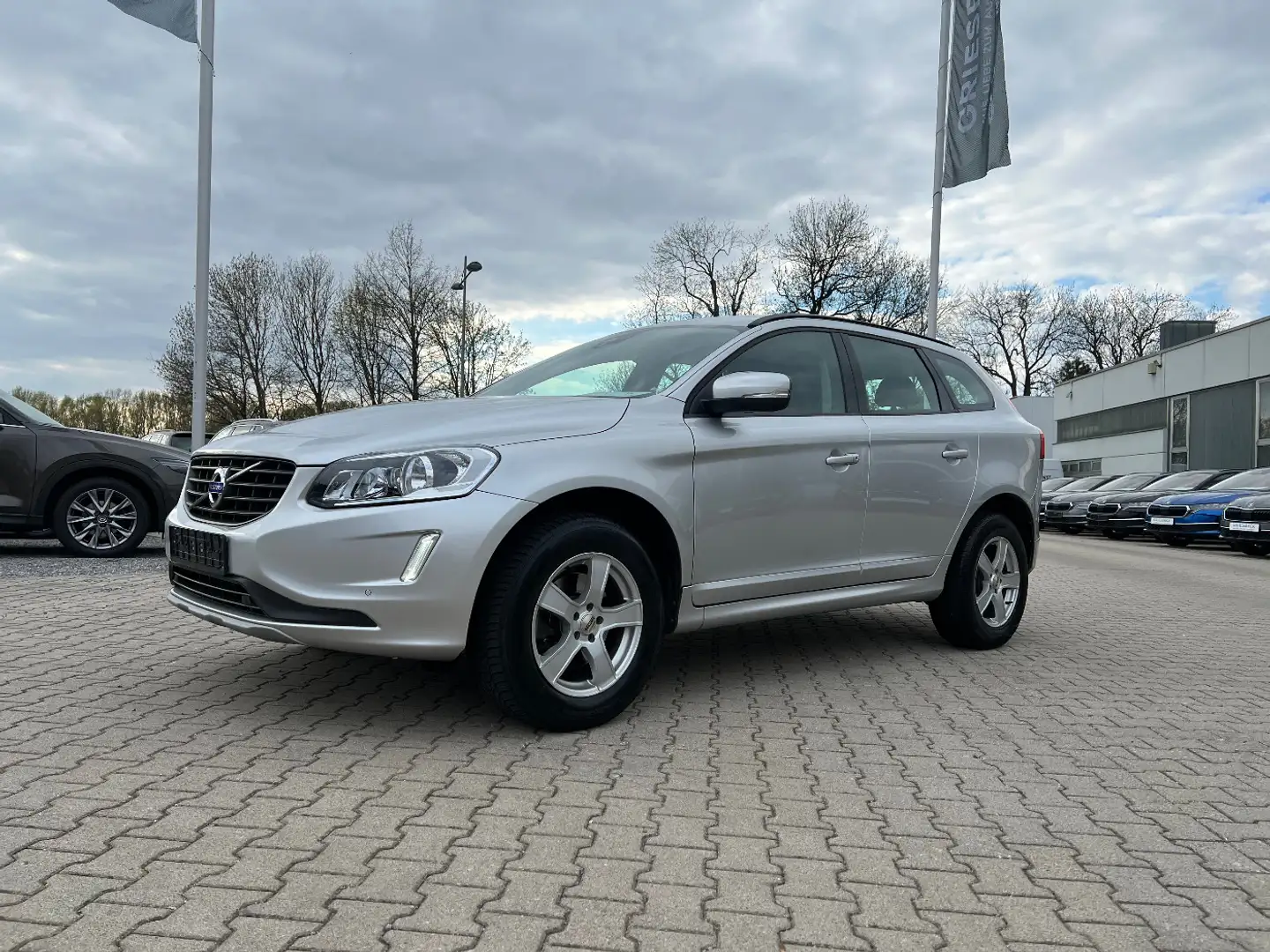 Volvo XC60 D4 Kinetic *Navi el.Heck Sitzh. Alu PDC* Plateado - 1